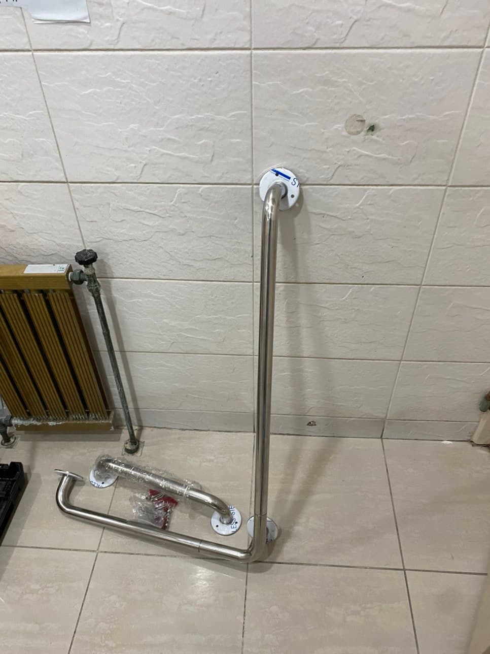 강남 학원 화장실 손잡이 설치 완성 사진 1