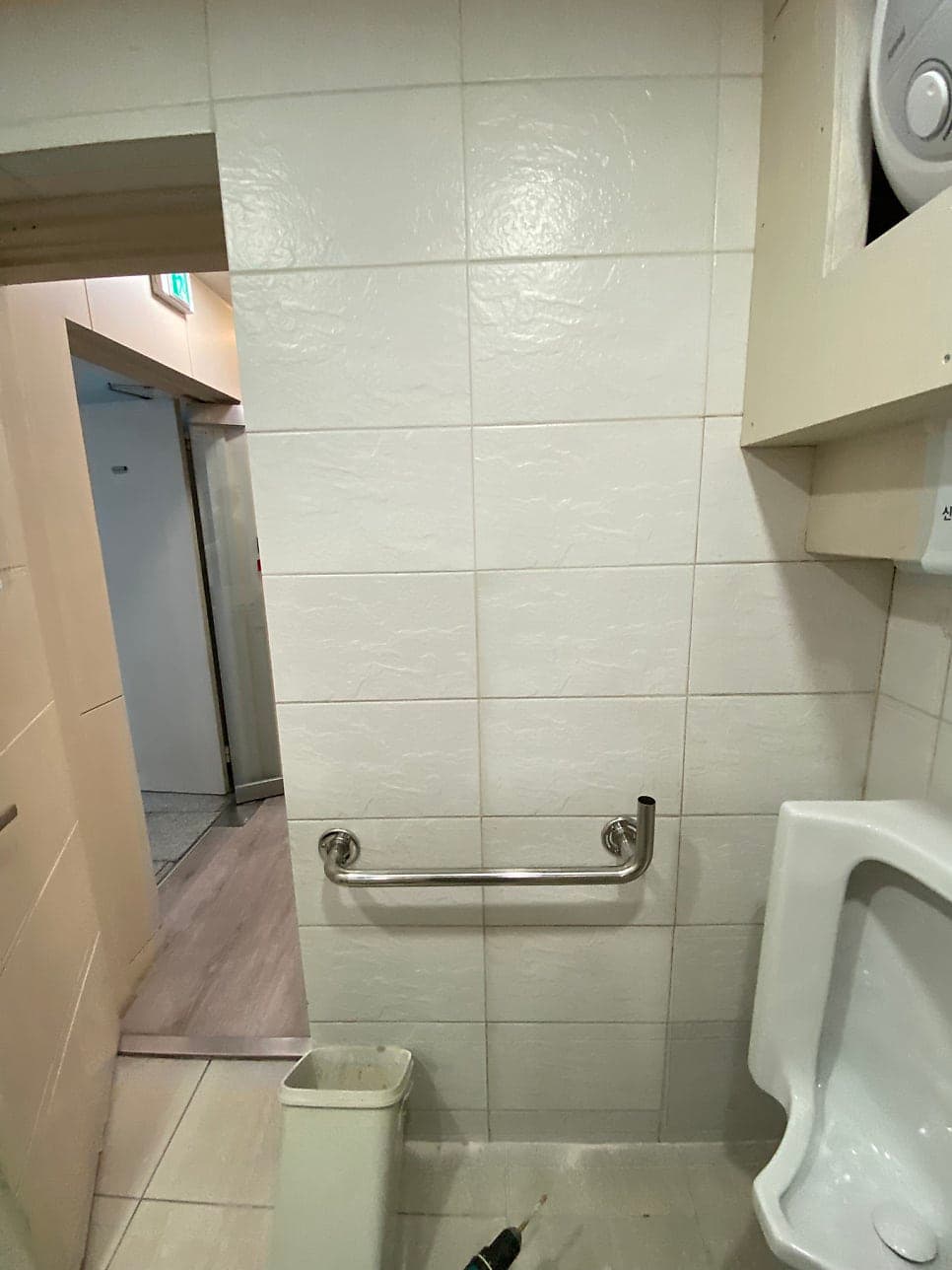 강남 학원 화장실 손잡이 설치 완성 사진 4