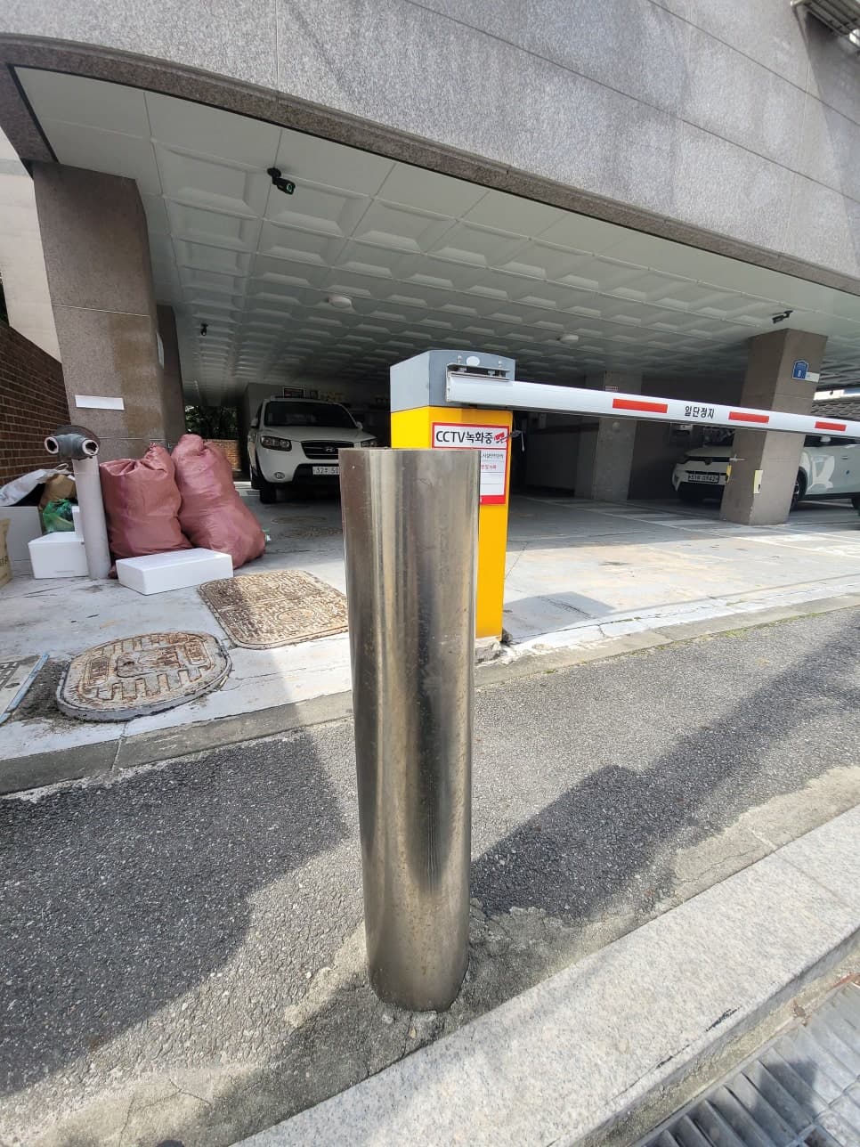수원 주차장 볼라드 수리 완성 사진 1
